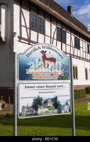 Ayuntamiento, lugar de nacimiento y residencia del Barón Muenchhausen, Bodenwerder, Weserbergland, Baja Sajonia, Alemania, Europa Foto de stock