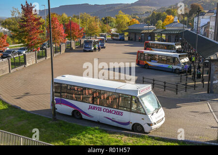 ABERDARE, Gales - Octubre 2018: Vista aérea de la estación de autobuses en el centro de la ciudad en Aberdare. Foto de stock