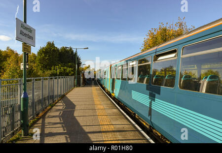 ABERDARE, Gales - Octubre 2018: el tren de pasajeros que llegan en la única plataforma en la estación de ferrocarril en Aberdare. Foto de stock