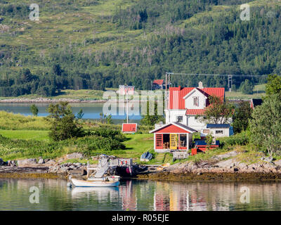 En Straumsbotn, house en el fiordo Bergsfjord, isla Senja, Troms, Noruega Foto de stock