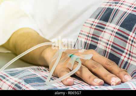 Una foto del brazo del paciente con solución salina aguja, enfoque suave, el enfoque selectivo Foto de stock