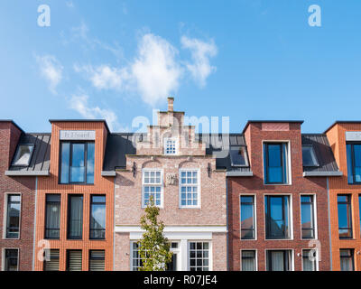 Parte superior de las fachadas de casas antiguas y nuevas en el centro de la ciudad de 4 estrellas, Frisia, Países Bajos