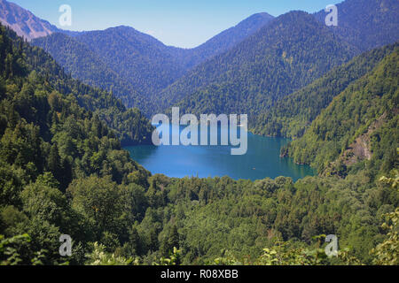 El lago Ritsa, montañas del Cáucaso, en Abjasia, Georgia Fotografía de  stock - Alamy