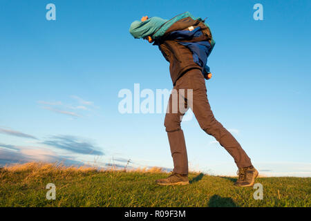 Hombre caminando en un viento fuerte. UK