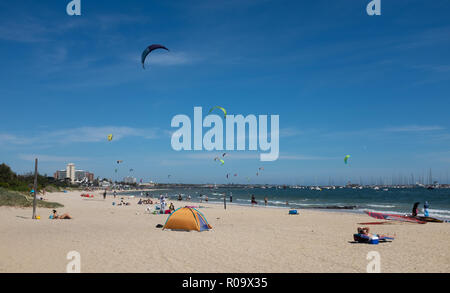 Personas y kite surf en la playa, Melbourne, Victoria, Australia Foto de stock