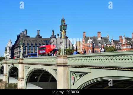 Londres, Inglaterra, Reino Unido. Un doble bus deckerr cruza el puente Westminster sobre el río Támesis.