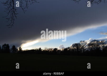 Un día con nubes dramáticas y duchas heladas, Febrero 2018, Kent, UK, en One Tree Hill en North Downs' Greensand Ridge, cerca de Sevenoaks Foto de stock