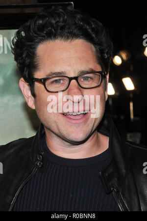 JJ Abrams llegando al estreno de Cloverfield en el Paramount Theatre de ...