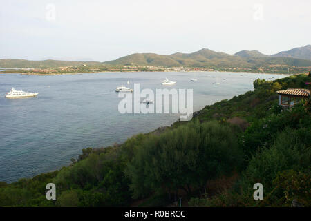 Yates en Marinella bay, Costa Esmeralda, Cerdeña, Italia Foto de stock