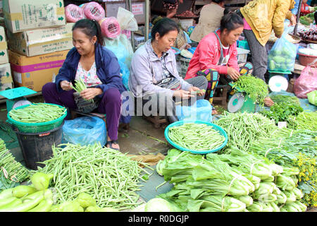 Judías verdes y otras verduras para la venta al mercado Phosi en Luang Prabang, Laos