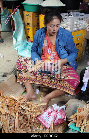 Mai sakahn (madera de pimienta) para la venta en el mercado Phosi en Luang Prabang, Laos