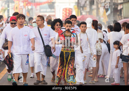 La ciudad de Phuket, Tailandia, 07 de octubre de 2016 : devoto extreme piercing procesión que recorre las calles de la localidad durante el festival vegetariano taoísta de los Nueve dioses en Emperador Foto de stock