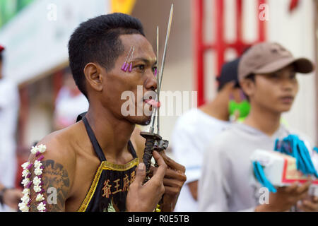 La ciudad de Phuket, Tailandia, 06 de octubre de 2016 : devoto extreme piercing procesión que recorre las calles de la localidad durante el festival vegetariano taoísta de los Nueve dioses en Emperador Foto de stock