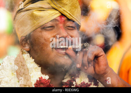 Las Cuevas Batu, Malasia, Febrero 07, 2012: Hindu devoto fumar un cigarro y riendo durante el anual festival Thaipusam religiosos en las Cuevas Batu, cerca de Kua Foto de stock