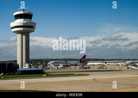 Aeropuerto de Gatwick de la Torre de Control del Tráfico Aéreo en el sureste de Inglaterra, en un brillante día soleado Foto de stock