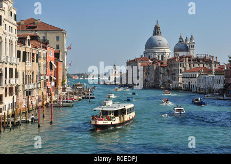Grand Canal y a la cúpula de la basílica de Santa Maria della Salute desde el puente de la Accademia, Venecia, Italia Foto de stock