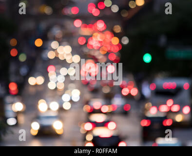 Difumina la luz de los faros de los coches en la Ciudad de Nueva York RESUMEN ANTECEDENTES NYC Foto de stock