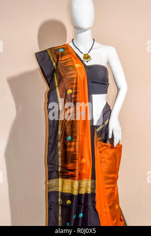 Un colorido tradicional india saree seda expuestos para la venta. El enfoque selectivo en el modelo face Foto de stock