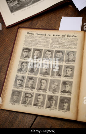 Vistas generales de la guerra Primera Guerra Mundial ilustrado libros y textos son leídos por un historiador en Sussex, Reino Unido. Foto de stock