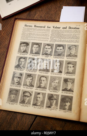 Vistas generales de la guerra Primera Guerra Mundial ilustrado libros y textos son leídos por un historiador en Sussex, Reino Unido. Foto de stock