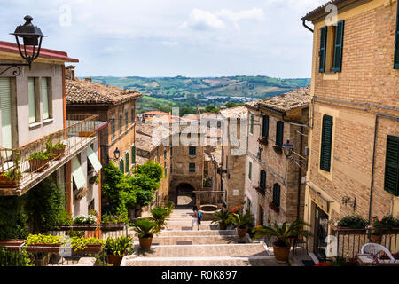 Las escenas y detalles de la encantadora aldea italiana de Corinaldo, en la región de Marche de Italia