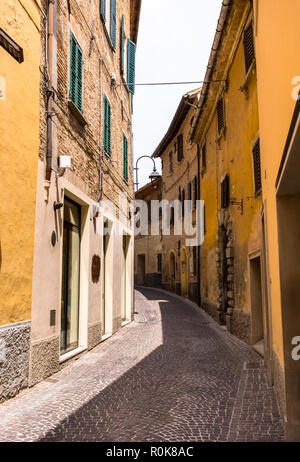 Las escenas y detalles de la encantadora aldea italiana de Corinaldo, en la región de Marche de Italia