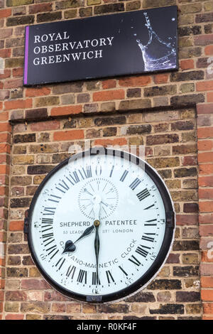 Reloj magnético en el Royal Observatory Greenwich, Inglaterra Foto de stock