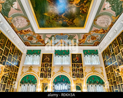 18 de septiembre de 2018: San Petersburgo, Rusia - el retrato Hall en Peterhof Grand Palace.