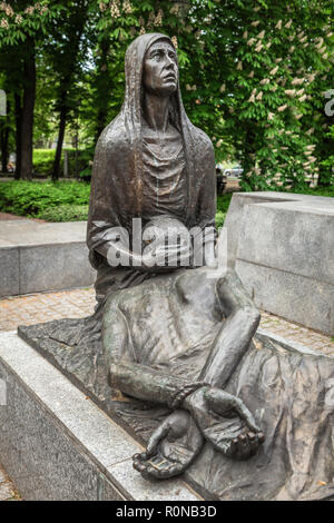 Polonia War Memorial, la escultura de una mujer polaca duelo formando parte del Monumento a las víctimas de la matanza de Katyn en un parque en Wroclaw, Polonia. Foto de stock