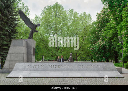 Polonia War Memorial, la vista de la gente que visita el monumento a las víctimas de la matanza de Katyn en el parque (Stowackiego Slowackiego), Wroclaw, Polonia. Foto de stock