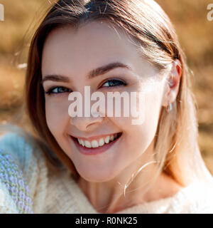 Mujer sonriente hace selfie y disfrutar de la naturaleza en otoño.
