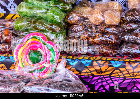 Dulces guatemaltecos tradicionales en parada callejera durante la ...