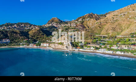 Antena. Vista de la playa de Taormina. Taormina ha sido un destino turístico desde el siglo XIX. Situado en la costa oriental de la isla de Sicilia, I Foto de stock