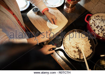 Mujer Latinx empanadas cocinar en la cocina