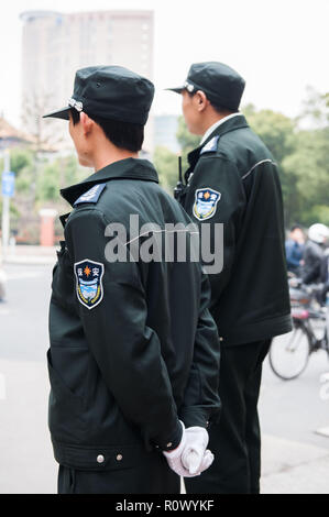 SHANGHAI, China - Abril 2018: dos guardias de seguridad que espera en la puerta del recinto