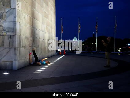 Washington DC, Estados Unidos. Aug 2017. Padre, madre e hija tomando fotos del smartphone del Monumento a Washington en diferentes y perspectivas inusuales.
