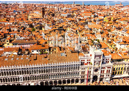 Biblioteca Nacional de San Marcos y San Marcos Clocktower en Venecia, vista desde la cima del Campanile Foto de stock