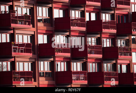 Berlín, Alemania. 07 Nov, 2018. Un andamio se sitúa en un shell junto a terminado ya nuevos apartamentos en Kreuzberg. La falta de vivienda es un gran problema en Berlín. Según un estudio encargado por la Asociación Social alemana, los pobres también deben gastar mucho más en la vivienda que el pagado normalmente y los ricos, medido contra el ingreso de los hogares. Crédito: Bernd von Jutrczenka/dpa/Alamy Live News
