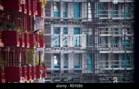Berlín, Alemania. 07 Nov, 2018. Un andamio se sitúa en un shell junto a terminado ya nuevos apartamentos en Kreuzberg. La falta de vivienda es un gran problema en Berlín. Según un estudio encargado por la Asociación Social alemana, los pobres también deben gastar mucho más en la vivienda que el pagado normalmente y los ricos, medido contra el ingreso de los hogares. Crédito: Bernd von Jutrczenka/dpa/Alamy Live News