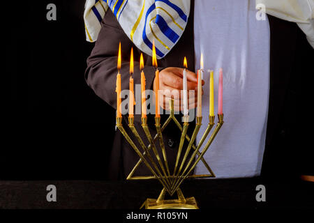 Hombre judío bendiciones Hanukkah menorah Hanukkah tradicional Foto de stock