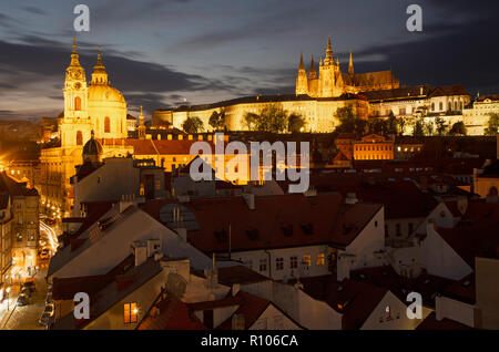 Praga - la iglesia de San Nicolás, Mala Strana, el castillo y la catedral al anochecer.
