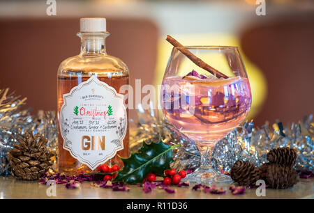 8 de noviembre de 2018 Gin va en el Pink Gin marca de lujo para Navidad, antigua curiosidad, será en la rosa esta Navidad con su primera, cambiando de color Foto de stock