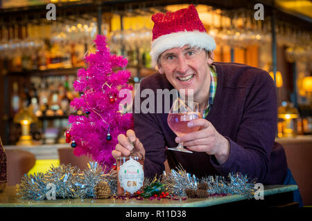 8 de noviembre de 2018 entra en el Pink Gin para Navidad Co-fundador Hamish Martin en el Balmoral Hotel de lujo de la marca gin, antigua curiosidad, será en el pin Foto de stock