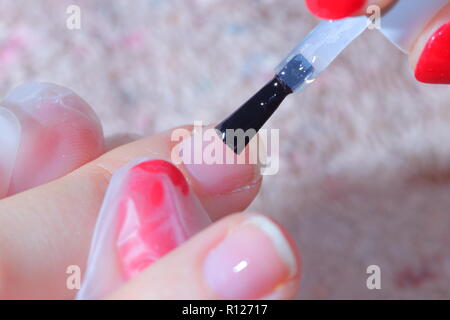 Aplicar gel polish para uñas Fotografía de stock - Alamy