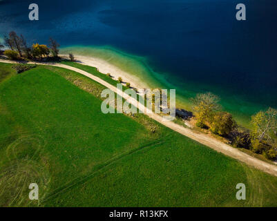 Los colores vibrantes de la naturaleza en el lago Bohijn en Eslovenia, drone vista desde arriba.