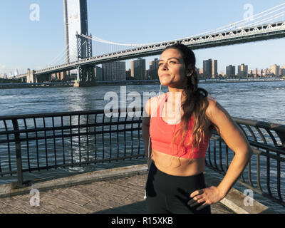 Joven Mujer atlética en la Ciudad de Nueva York