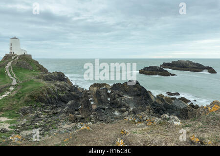 Llanddwyn Tŵr Mawr faro en la isla de Anglesey, al norte de Gales, Reino Unido Foto de stock