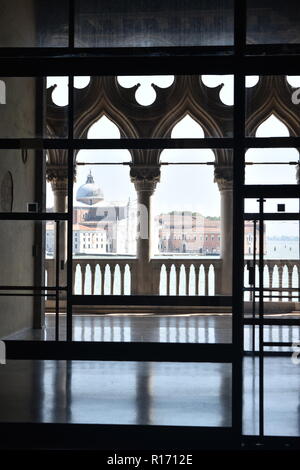 Imagen desde el interior del Palacio Ducal de Venecia Foto de stock