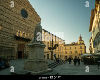 Basílica de San Francisco en la ciudad de Arezzo, Toscana, Italia Foto de stock