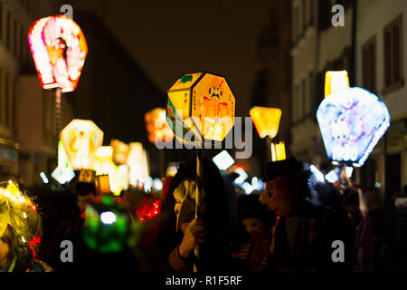 Schneidergasse, Basilea, Suiza - 19 de febrero de 2018. Primer plano del carnaval los participantes portaban iluminado stick linternas. Foto de stock